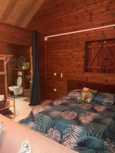 un cane sdraiato su un letto in una camera da letto di LES HAUTS DE L'ANSE a Bouillante
