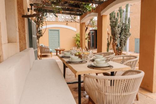 stół i krzesła na patio z kaktusem w obiekcie Claudia by Nura w mieście Campos