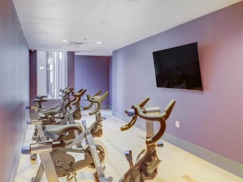 a row of exercise bikes in a gym at Affordable APT in Salt Lake City Ideal Location in Salt Lake City