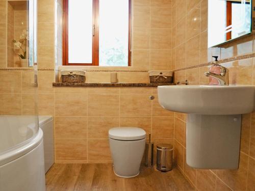 uma casa de banho com um WC e um lavatório em Kims Retreat em Windermere
