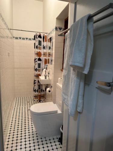 uma casa de banho com um WC e um chuveiro em Glenelg House em Adelaide