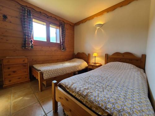 Säng eller sängar i ett rum på Appartement Les Carroz d'Arâches, 3 pièces, 6 personnes - FR-1-572-285