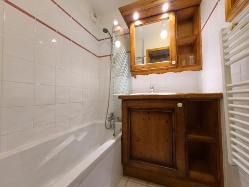 Ett badrum på Appartement Les Carroz d'Arâches, 3 pièces, 6 personnes - FR-1-572-285