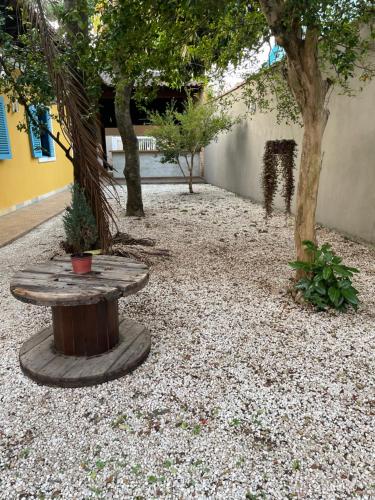 a bench sitting in the middle of a yard with a tree at Youse Hostel in São Paulo