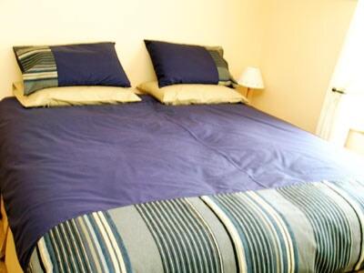 HorsfordにあるBarley Cottage - W40837のベッドルーム1室(紫色のシーツと枕が備わる大型ベッド1台付)