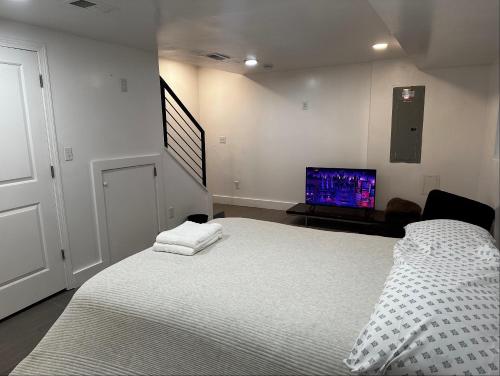 ワシントンにあるQuaint 3/2.5 home in Fort Dupontのベッドルーム(白いベッド1台、テレビ付)