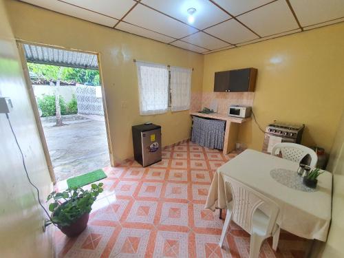 a kitchen with a table and a kitchen with a table and chairs at Chelox Panama Airport in Tocumen