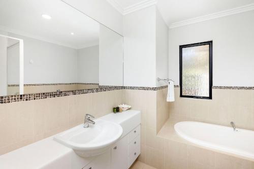 Bilik mandi di Redgum Treehouse - Outstanding luxury in the heart of wine country and minutes from the beaches