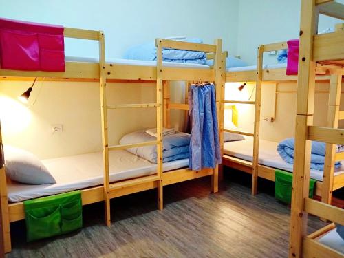 - une chambre avec 3 lits superposés dans une auberge de jeunesse dans l'établissement N-square Homestay, à Yuanli