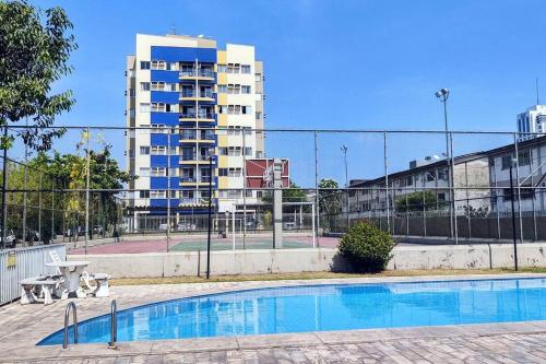 une piscine devant un grand immeuble dans l'établissement Sinta-se em casa! Lindo Ap para você e sua família, à Manaus