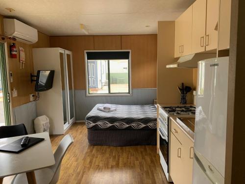 Η κουζίνα ή μικρή κουζίνα στο Apollo Bay Holiday Park
