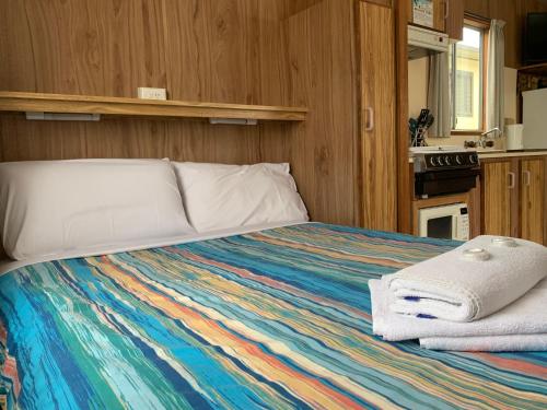 Ένα ή περισσότερα κρεβάτια σε δωμάτιο στο Apollo Bay Holiday Park