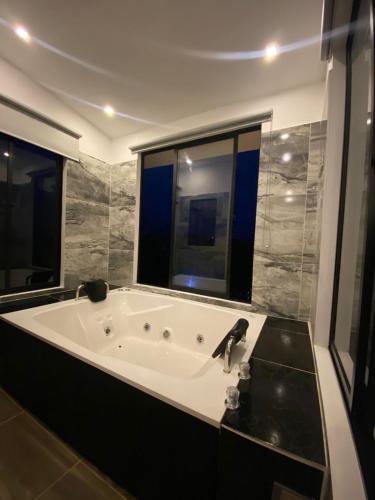 Un baño de GLAMPING SAN GIl TRINIDAD CIELO