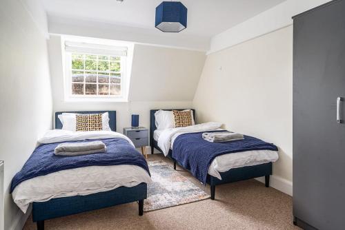 sypialnia z 2 łóżkami i oknem w obiekcie Beautiful Character 3 Bed City Centre Apartment w mieście Bath
