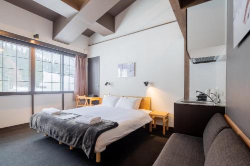 Una cama o camas en una habitación de The Schneider Hotel