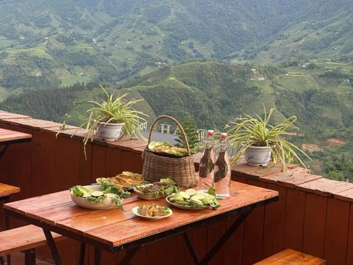 uma mesa com pratos de comida no topo de uma montanha em D Home Sapa 3 em Sapa