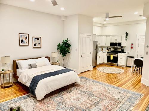 a bedroom with a bed and a kitchen at Charming 1BD/1BA Studio; walk to stadiums & UMD in Baltimore
