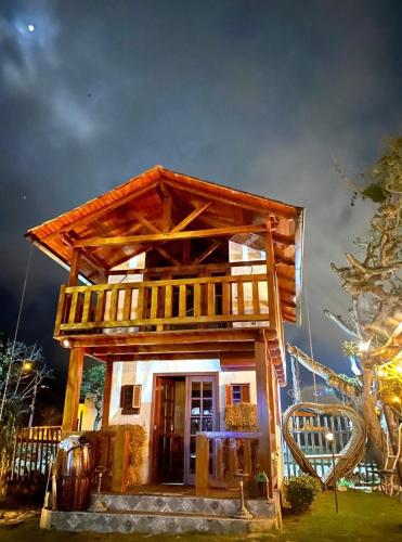 une petite maison avec un toit en bois sur une cour dans l'établissement Tiny Celina House, à Baños