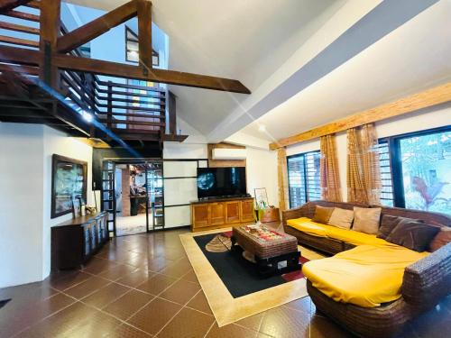 a living room with a couch and a tv at Villa Cielo 