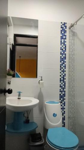 y baño con lavabo, aseo y espejo. en 202-Cómodo y moderno apartamento de 2 habitaciones en la mejor zona céntrica de Ibagué, en Ibagué