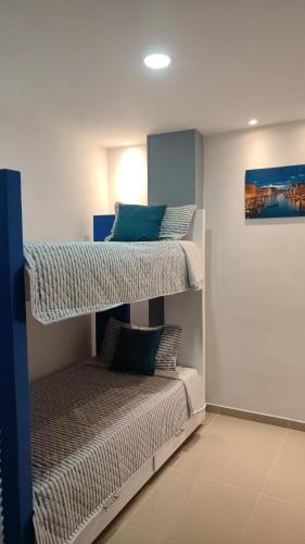 um quarto com 2 beliches e um sofá em 202-Cómodo y moderno apartamento de 2 habitaciones en la mejor zona céntrica de Ibagué em Ibagué