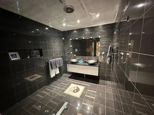 un bagno con doccia, lavandino e WC di Cozy Cave Coober Pedy a Coober Pedy