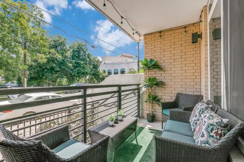Gallery image of Lush Downtown Condo on RiverWalk w King Ste, Free Parking, Pet Friendly, Centrally Located on Riverwalk in San Antonio