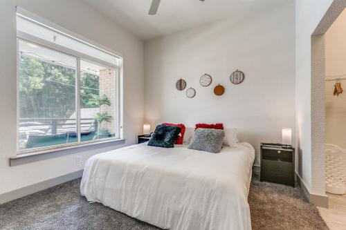 um quarto com uma cama e uma janela em Lush Downtown Condo on RiverWalk #1100 em San Antonio