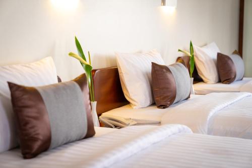 Postel nebo postele na pokoji v ubytování Mony Reach Angkor Hotel