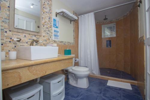 e bagno con lavandino, servizi igienici e doccia. di CAMATAJUA BARU HOUSE a Playa Blanca
