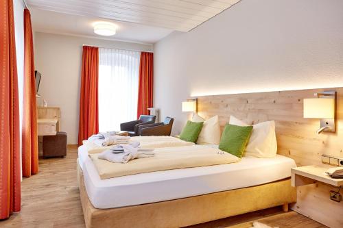Кровать или кровати в номере Zum Turm - Apartments und Gästezimmer