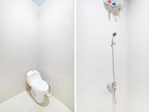 duas imagens de uma casa de banho com um WC e uma câmara em Sg Premium Guest House By Helocus em Medan