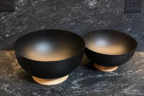Dos cuencos negros sobre un mostrador en Tonalli Casa Boutique, en Ciudad de México