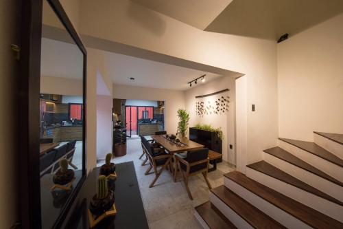 ein Wohnzimmer mit einem Tisch und einem Esszimmer in der Unterkunft Tonalli Casa Boutique in Mexiko-Stadt
