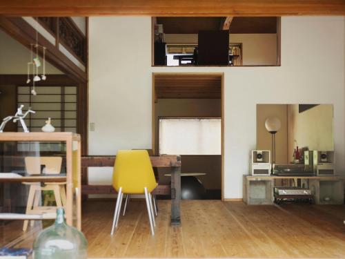 Habitación con mesa y silla amarilla en 范冰冰 ファン・ビンビン en Shimo-ōzu