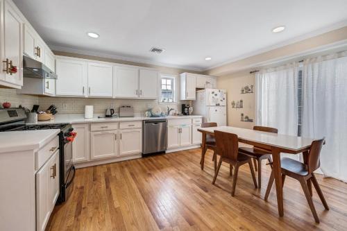 Η κουζίνα ή μικρή κουζίνα στο Luxurious Downtown Haven - Stillwater, Stamford, CT