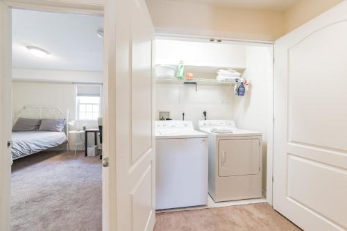 Dapur atau dapur kecil di Luxurious Downtown Haven - Stillwater, Stamford, CT