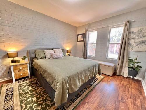 una camera con letto e muro di mattoni di Renovated 2 Bedroom - Managers Apartment a South Hedland
