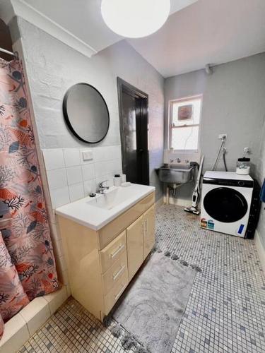 y baño con lavamanos y lavamanos. en Renovated 2 Bedroom - Managers Apartment en South Hedland