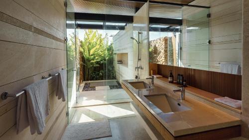 Bilik mandi di ALAIA one Private Villa - Brand New! - STARLINK WIFI