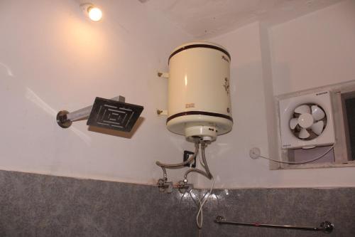 una luce sulla parete di un bagno di Hotel Mannat Sach Pass a Tisa