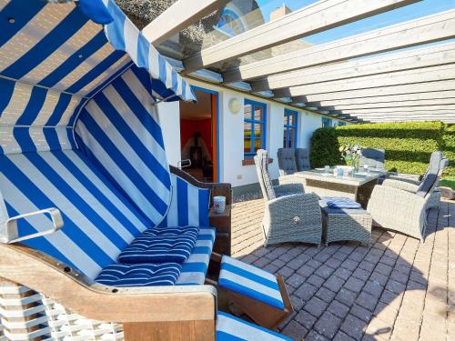 Posezení v ubytování Reethaus Zickersche Berge - WG 02 mit Kamin und Terrasse
