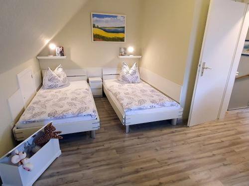 Postel nebo postele na pokoji v ubytování Reethaus Zickersche Berge - WG 02 mit Kamin und Terrasse