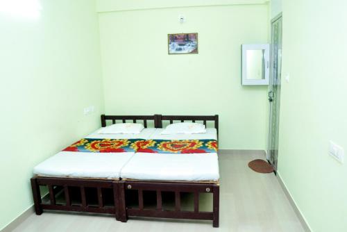 a bedroom with a bed in a room at Revathy Tourist Home in Kallar-Bridge