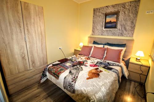 een slaapkamer met een bed met een teddybeer erop bij MODERNO APARTAMENTO MUY CERCA DE BARCELONA in Mollet del Vallès