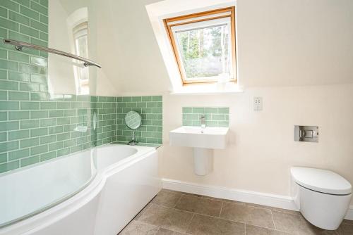 y baño con bañera, lavabo y aseo. en Spacious 2 Bedroom House With Stunning Views en Bath