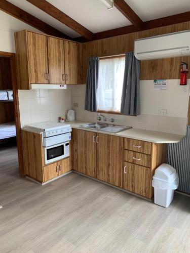 Η κουζίνα ή μικρή κουζίνα στο Apollo Bay Holiday Park