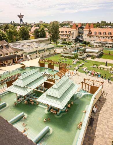 an overhead view of a water park with a swimming pool at Thermal Hotel Mosonmagyarovar in Mosonmagyaróvár