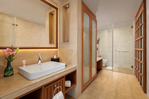 a bathroom with a white sink and a toilet at Welcomhotel By ITC Hotels, Jim Corbett in Marchula