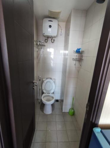 ein kleines Bad mit WC in einer Kabine in der Unterkunft Apartemen Msquare Cibaduyut 23 m studio in Bandung